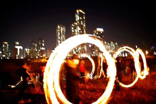 Permainan lingkaran api, cara warga Korsel memohon kesuburan tanah