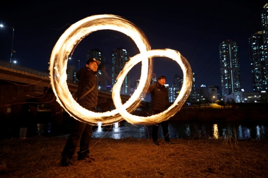 Permainan lingkaran api, cara warga Korsel memohon kesuburan tanah