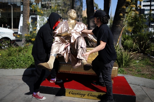 Patung produser cabul Hollywood dipamerkan jelang Piala Oscar