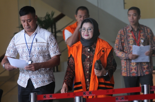 Bupati Subang dan pihak swasta usai diperiksa KPK terkait suap perizinan