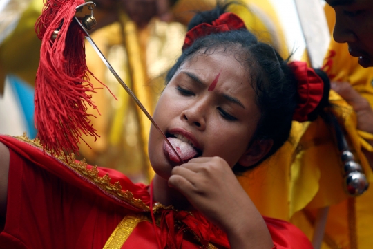 Ekstremnya atraksi iris lidah dalam Festival Hei Neak Ta di Kamboja