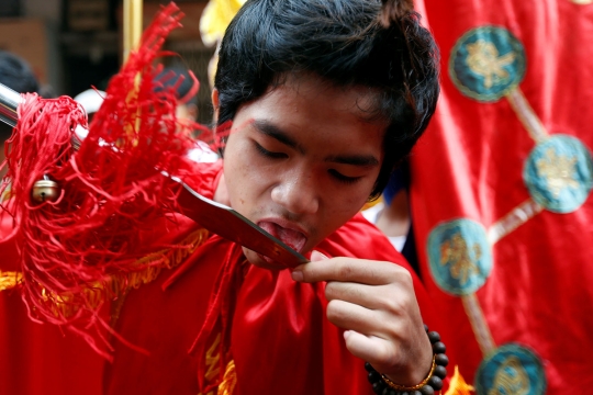 Ekstremnya atraksi iris lidah dalam Festival Hei Neak Ta di Kamboja