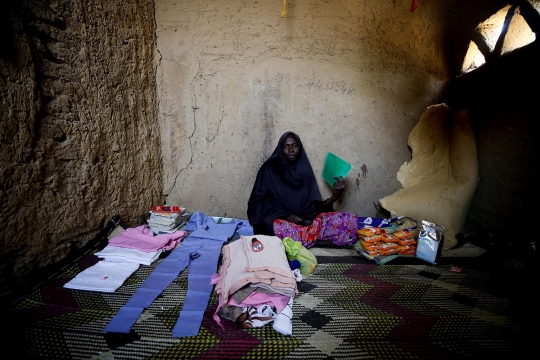 Pilu orang tua kenang anak yang diculik Boko Haram lewat pakaian