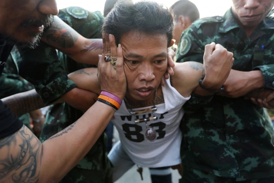 Kesurupan warnai festival mengisi kekuatan tato suci di Thailand