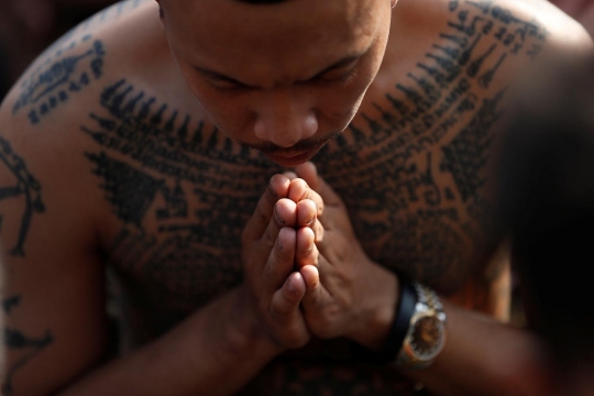 Kesurupan warnai festival mengisi kekuatan tato suci di Thailand