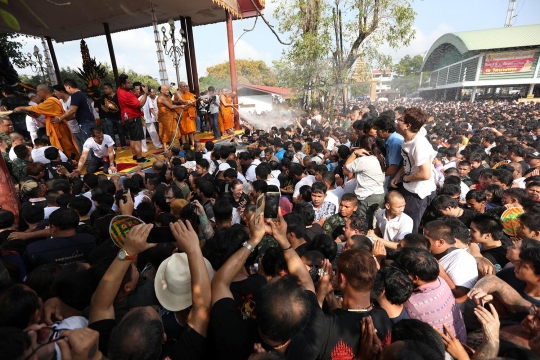 Kesurupan warnai festival mengisi kekuatan tato suci di Thailand