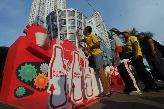 Antusiasme warga bersihkan jalan dari sampah botol plastik di Sudirman