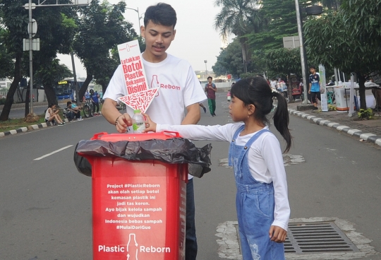 Antusiasme warga bersihkan jalan dari sampah botol plastik di Sudirman