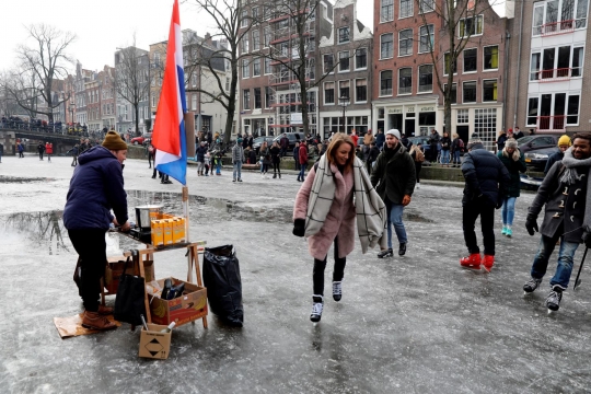 Cuaca ekstrem, kanal beku di Belanda ini diserbu