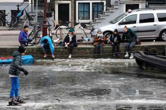 Cuaca ekstrem, kanal beku di Belanda ini diserbu