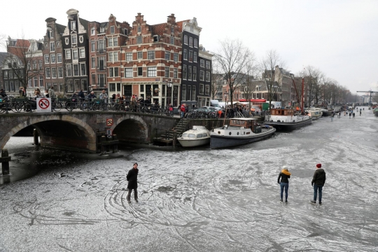 Cuaca ekstrem, kanal beku di Belanda ini diserbu