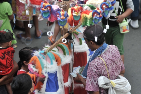 Berkah pedagang mainan barongsai di tengah perayaan Cap Go Meh