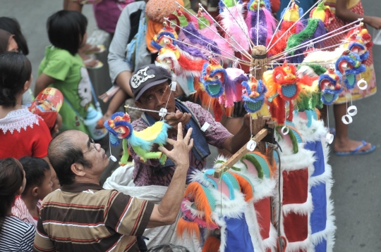 Berkah pedagang mainan barongsai di tengah perayaan Cap Go Meh