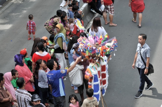 Berkah pedagang mainan barongsai di tengah perayaan Cap Go Meh