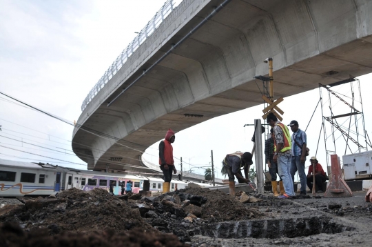 Penutupan perlintasan KA di bawah flyover Cipinang Lontar