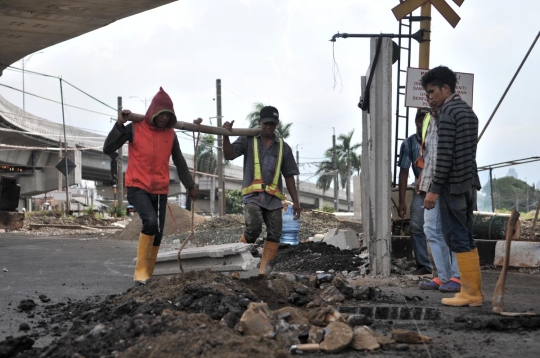 Penutupan perlintasan KA di bawah flyover Cipinang Lontar