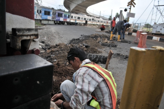 Penutupan perlintasan KA di bawah flyover Cipinang Lontar