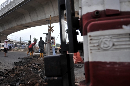 Penutupan perlintasan KA di bawah flyover Cipinang Lontar