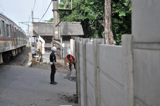 Penutupan perlintasan KA di bawah flyover Cipinang Lontar