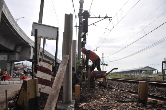 Penutupan perlintasan KA di bawah flyover Cipinang Lontar