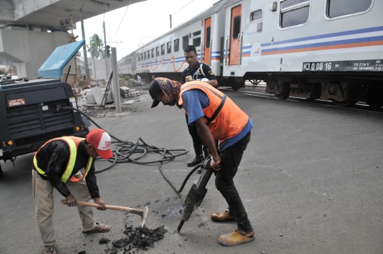 Penutupan perlintasan KA di bawah flyover Cipinang Lontar