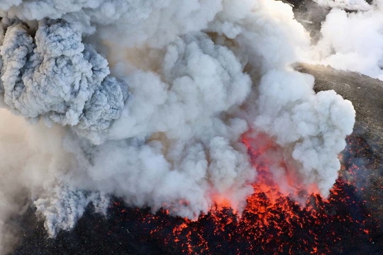 Penampakan kawah Gunung 'James Bond' di Jepang saat meletus