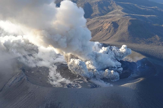 Penampakan kawah Gunung 'James Bond' di Jepang saat meletus