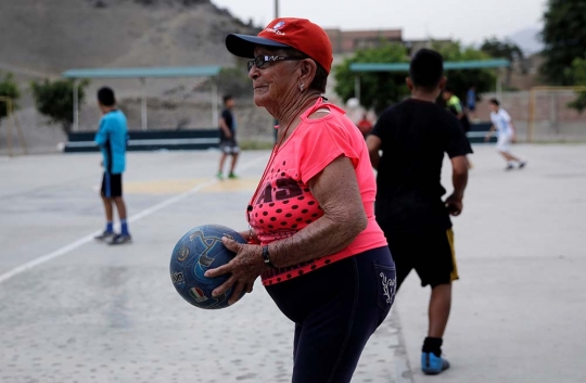 Semangat nenek 92 tahun jadi pelatih sepak bola di Peru