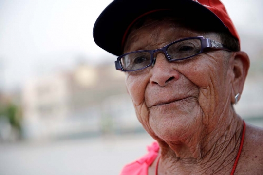 Semangat nenek 92 tahun jadi pelatih sepak bola di Peru