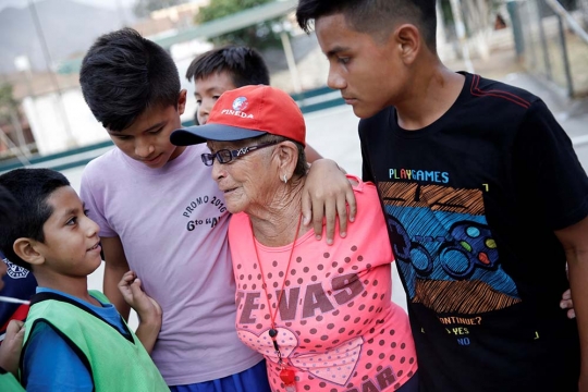 Semangat nenek 92 tahun jadi pelatih sepak bola di Peru