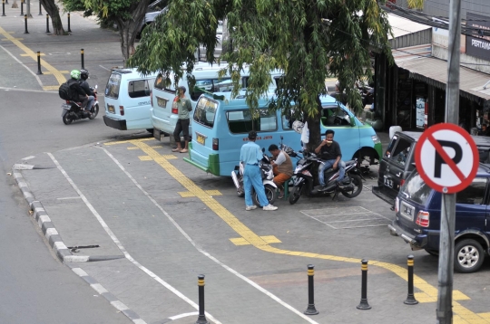 Trotoar selebar 7 meter di Jatinegara berubah jadi parkir liar dan PKL