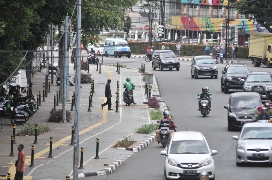 Trotoar selebar 7 meter di Jatinegara berubah jadi parkir liar dan PKL