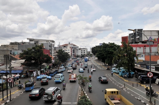 Trotoar selebar 7 meter di Jatinegara berubah jadi parkir liar dan PKL