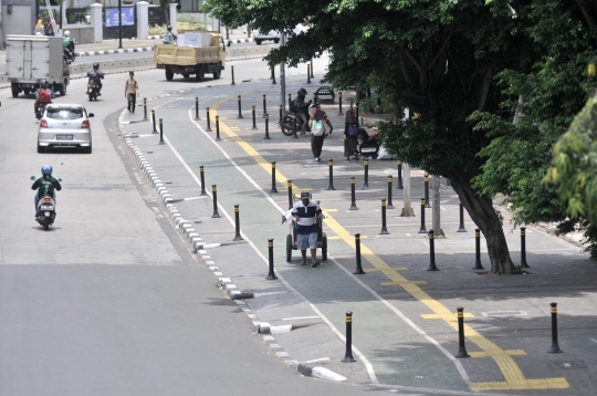 Trotoar selebar 7 meter di Jatinegara berubah jadi parkir liar dan PKL