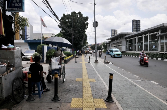 Trotoar selebar 7 meter di Jatinegara berubah jadi parkir liar dan PKL