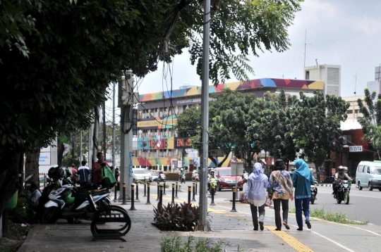 Trotoar selebar 7 meter di Jatinegara berubah jadi parkir liar dan PKL