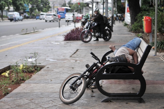 Trotoar selebar 7 meter di Jatinegara berubah jadi parkir liar dan PKL