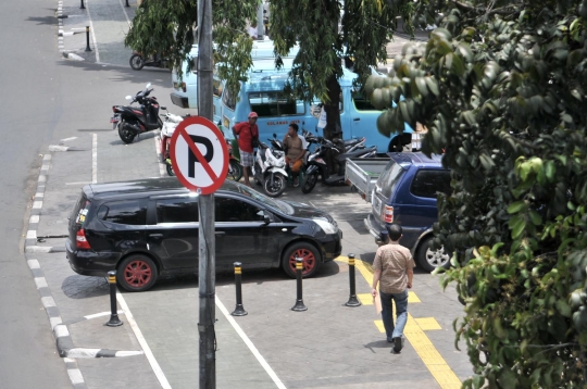 Trotoar selebar 7 meter di Jatinegara berubah jadi parkir liar dan PKL