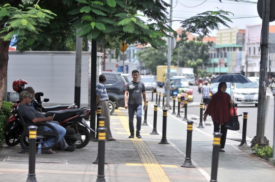 Trotoar selebar 7 meter di Jatinegara berubah jadi parkir liar dan PKL