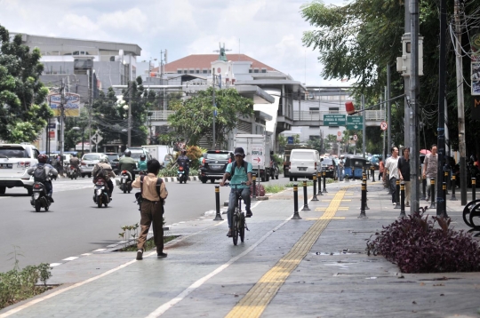 Trotoar selebar 7 meter di Jatinegara berubah jadi parkir liar dan PKL