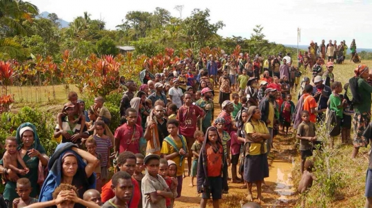 Luapan syukur para korban gempa Papua Nugini saat terima bantuan