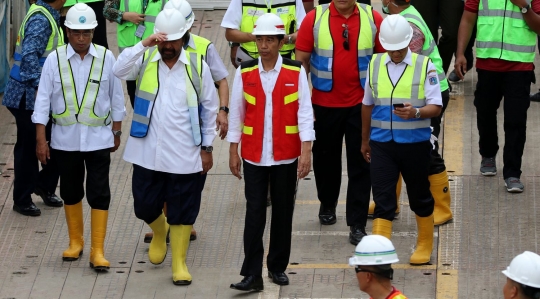 Diapit Anies Baswedan dan Surya Paloh, Jokowi tinjau MRT