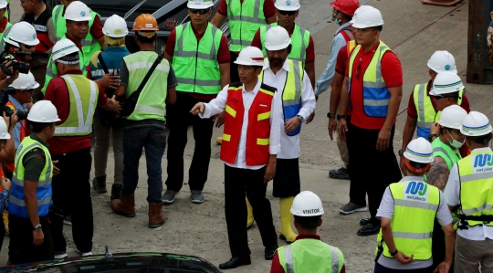 Diapit Anies Baswedan dan Surya Paloh, Jokowi tinjau MRT