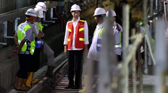 Diapit Anies Baswedan dan Surya Paloh, Jokowi tinjau MRT