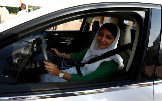 Kegembiraan perempuan Saudi saat belajar nyetir pertama kali