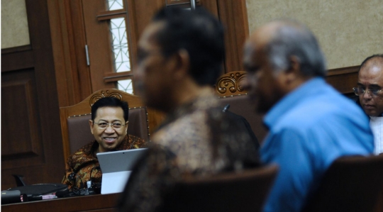 Setya Novanto kembali jalani sidang pemeriksaan saksi dengan senyuman