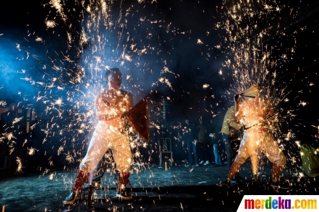 Foto : Mandi kembang api, cara China usir roh jahat 