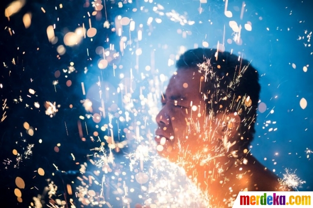 Foto : Mandi kembang api, cara China usir roh jahat 