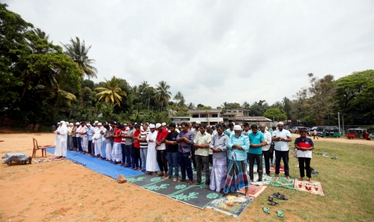 Masjid dibakar, umat Islam Sri Lanka tetap khusyuk Jumatan di lapangan