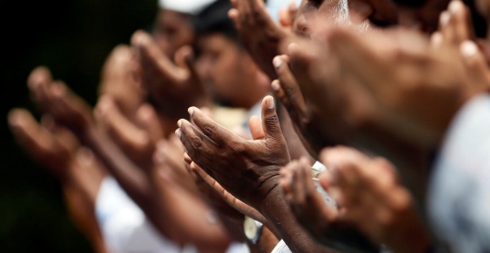 Masjid dibakar, umat Islam Sri Lanka tetap khusyuk Jumatan di lapangan